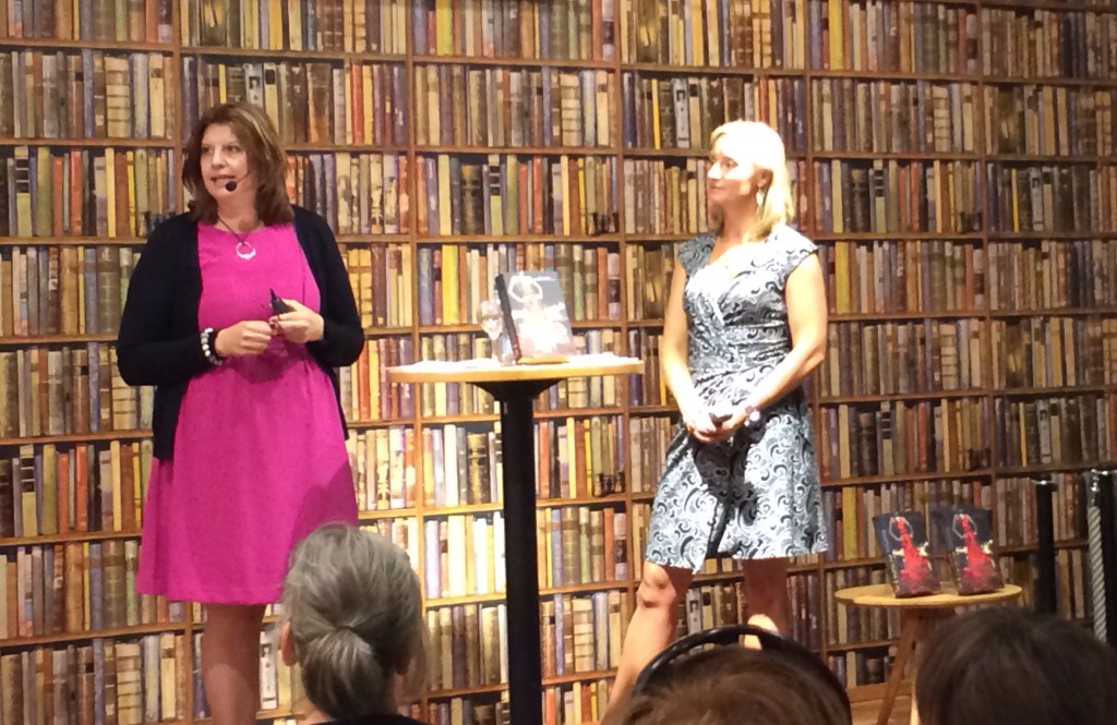 Simona blir intervjuad av sin förläggare Karin Linge Nordh